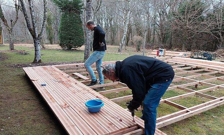 Tente glamping en cours d'installation