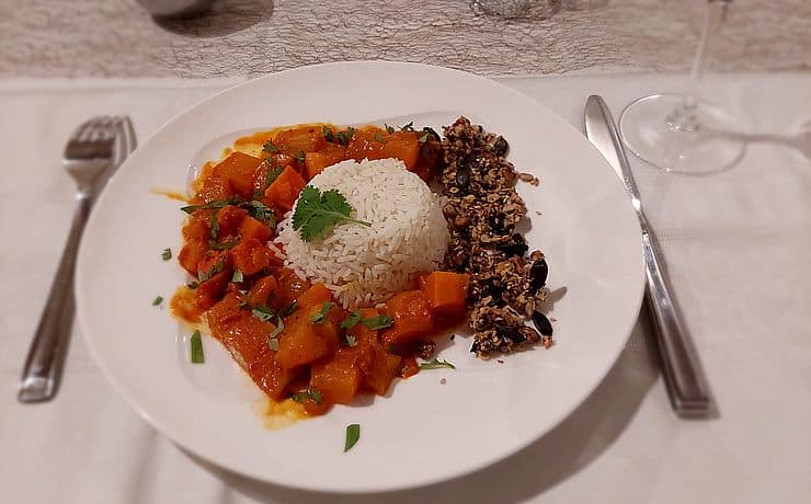 Assiette de curry végétarien et son granola