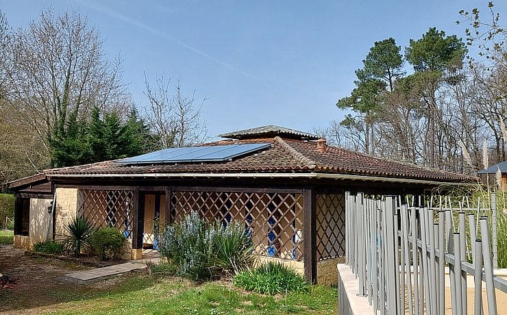 Zonnepanelen op het dak van de sanitair